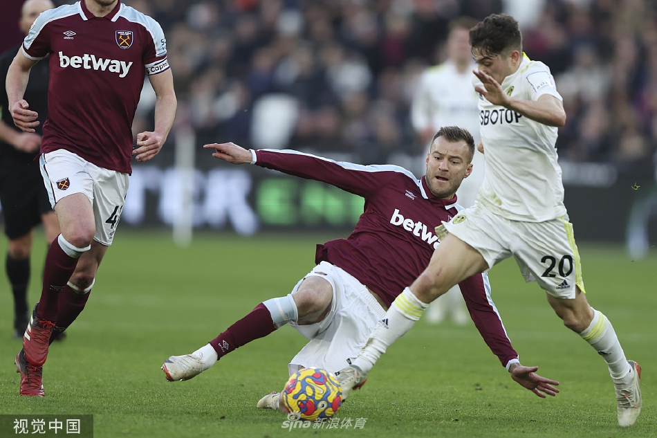 拉菲尼亚带球突破西汉姆联防守球员，他是本场利兹联进攻的绝对发动机