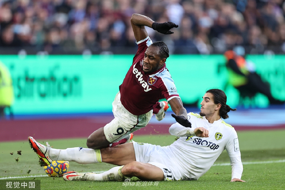 利兹联主帅贝尔萨在场边专注指挥，他标志性的蹲姿和战术板成为场边独特风景