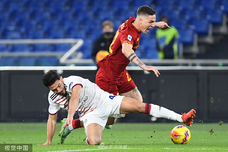 卡利亚里球员在错失进球机会后跪地抱头，脸上写满了遗憾与不甘。