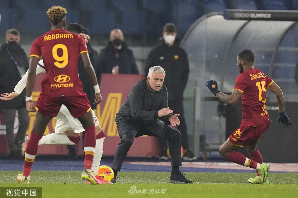 奥利维拉主罚点球瞬间，他目光坚定地注视球门，卡利亚里门将则紧张地屈膝准备扑救。