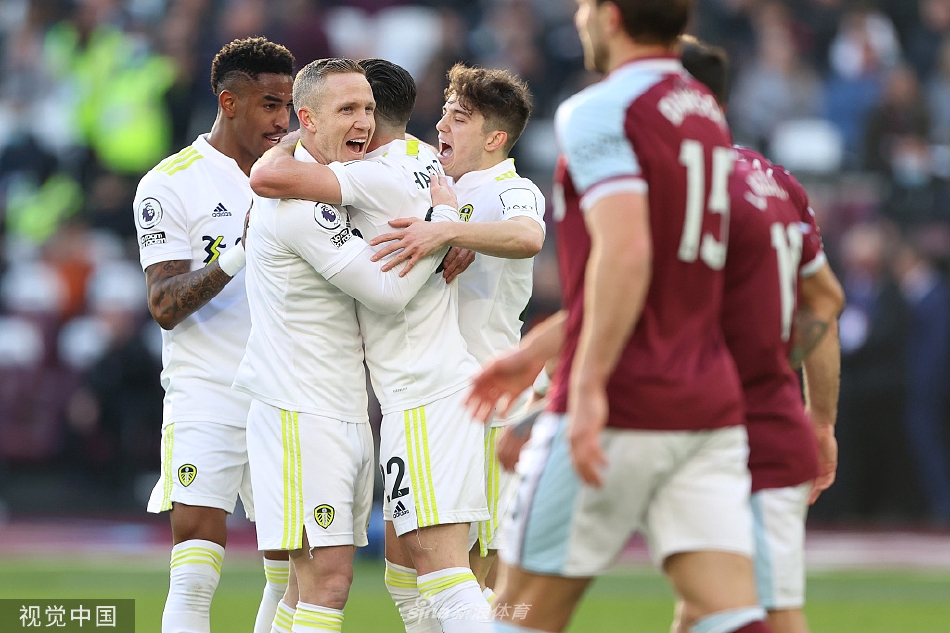 西汉姆联球员鲍恩在错失终场前绝平机会后跪地掩面，无比懊恼