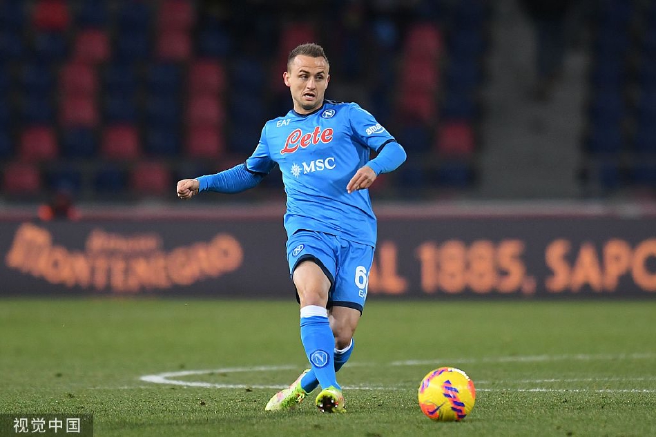 博洛尼亚前锋阿瑙托维奇（红蓝间条衫）在两名那不勒斯后卫的包夹下奋力起脚射门，展现出不屈的战斗精神。