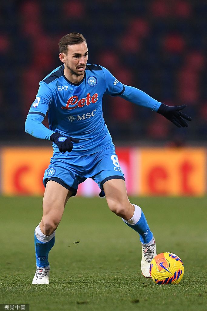 比赛中双方球员在中场区域进行激烈拼抢，那不勒斯球员（蓝衣）正试图从博洛尼亚球员（红蓝间条衫）脚下断球，场面胶着。