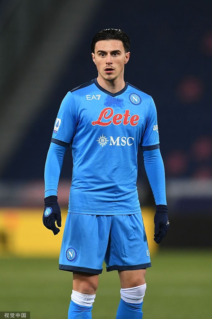 那不勒斯门将梅雷特在门前高高跃起，单拳将博洛尼亚队的传中球击出危险区域，防守动作稳健而果断。