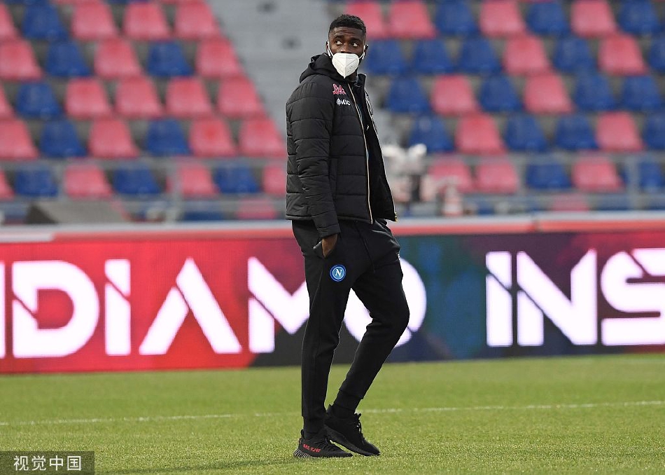 那不勒斯球员庆祝进球，进球功臣洛萨诺被队友们簇拥在中间，全队洋溢着兴奋与团结的气氛，背景是失望的博洛尼亚后卫。