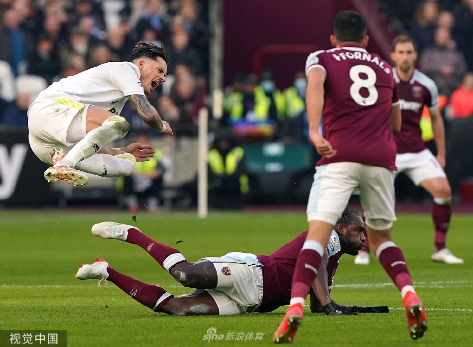 杰克哈里森打入本场首球后激情奔跑庆祝，背景是失望的西汉姆联门将法比安斯基