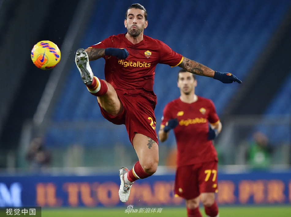 罗马全队庆祝进球，新援奥利维拉被队友紧紧簇拥在中央，奥林匹克体育场洋溢着胜利的喜悦。