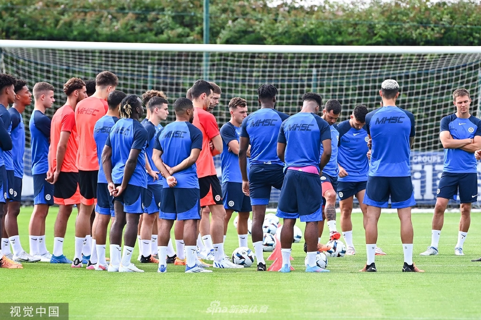 门将飞身鱼跃扑救瞬间，矫健身姿如猎豹般舒展，牢牢守护身后球门