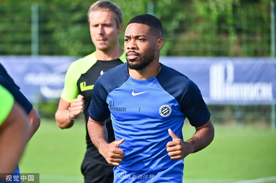 两名前锋进行二过一撞墙式配合演练，皮球在脚下精准传递灵动如舞蹈