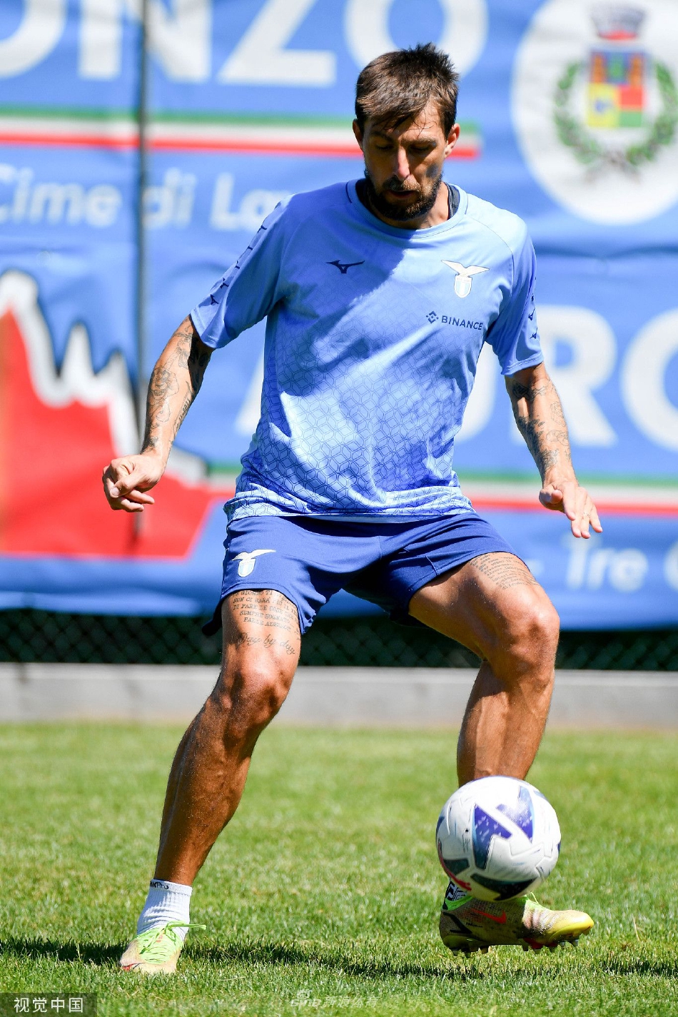 训练结束后，球员们围成一圈进行总结与交流，彼此鼓励，体现了球队良好的内部氛围与团结精神。