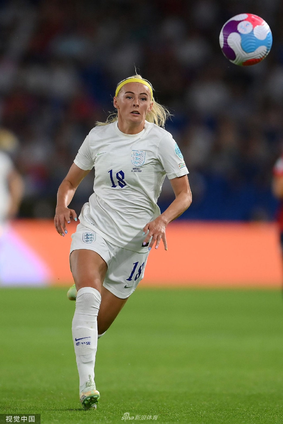 艾伦·怀特进球后冲向角旗区，做出她标志性的眼镜庆祝动作，笑容无比灿烂