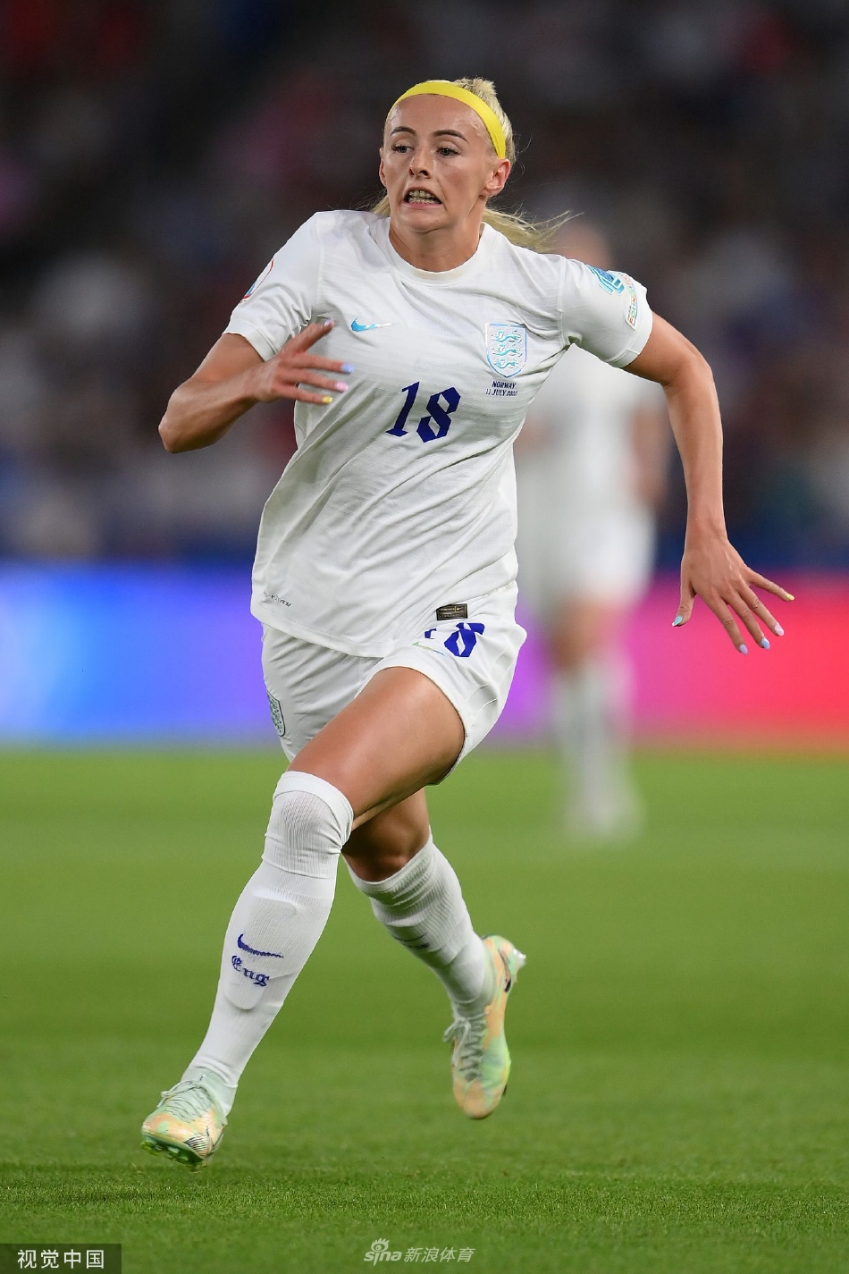 贝丝·米德张开双臂在球场边线激情滑跪庆祝，她的身后是欢呼的队友和沸腾的布莱顿球场看台