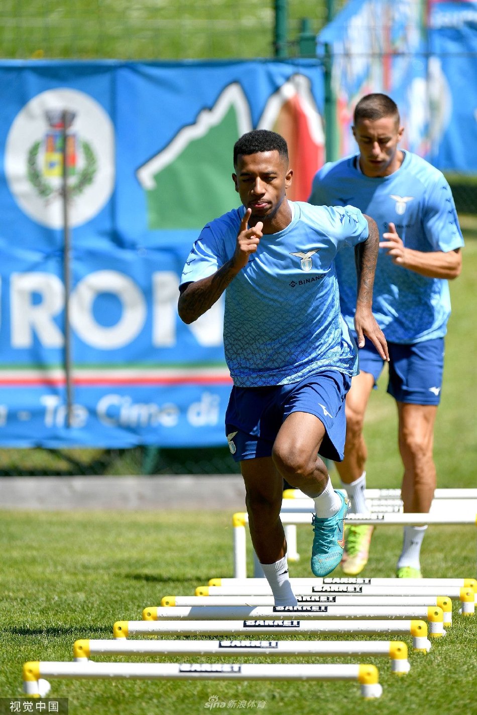 前锋在训练中起脚劲射，皮球如出膛炮弹般直窜网窝，门将虽奋力扑救却难以触及。