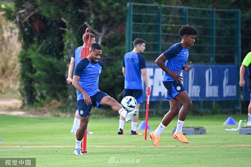 全队围拢聆听主教练激情四溢的战术部署，众人目光齐聚充满信任