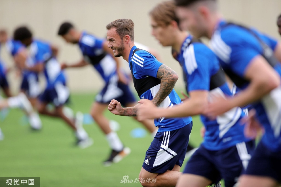 詹姆斯·麦迪逊在季前体能测试中全力冲刺，汗水挥洒，他是球队新赛季中场创造力的关键源泉。