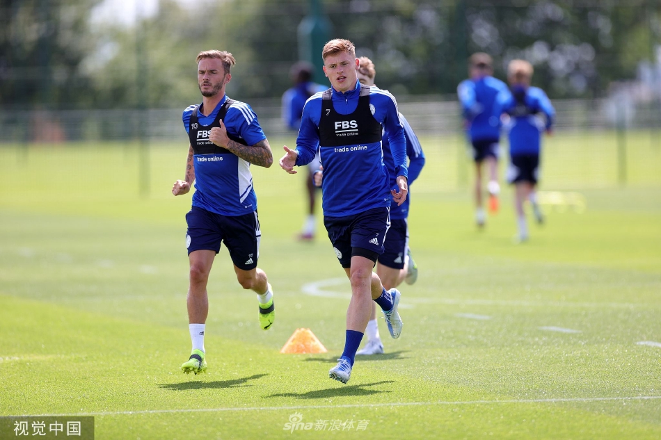 全队进行高强度分组对抗演练，绿茵之上身影交错，战术板上的构想在此刻化为实战的演练。