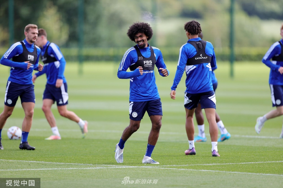 球员们身穿全新的阿迪达斯训练服进行有球训练，鲜艳的蓝色预示着全新的开始，尽管球衣发售有所延迟。