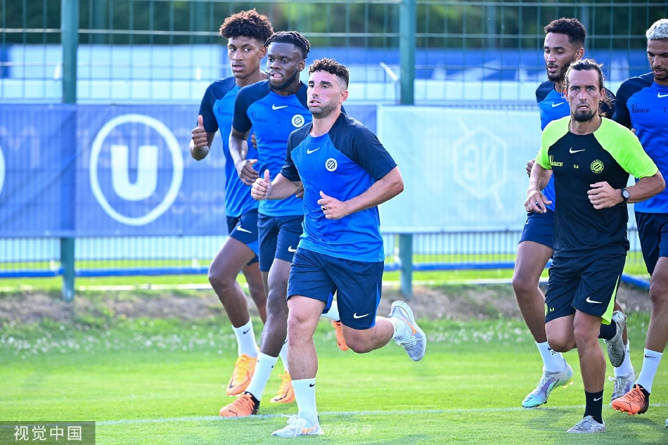 训练结束后球员们结伴慢走恢复放松，夕阳余晖下身影拉长尽显兄弟情谊