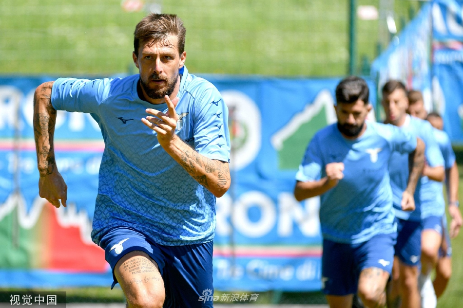 拉齐奥球员在训练场上激烈拼抢，足球在空中划出充满力量的轨迹，展现了季前备战的强度与专注。