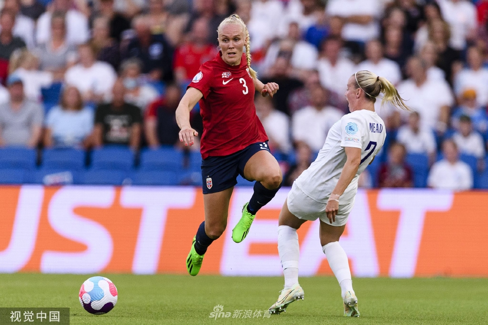 英格兰全队在比赛结束后并肩走向球迷看台，挥手致意，共同分享创造历史的荣耀时刻