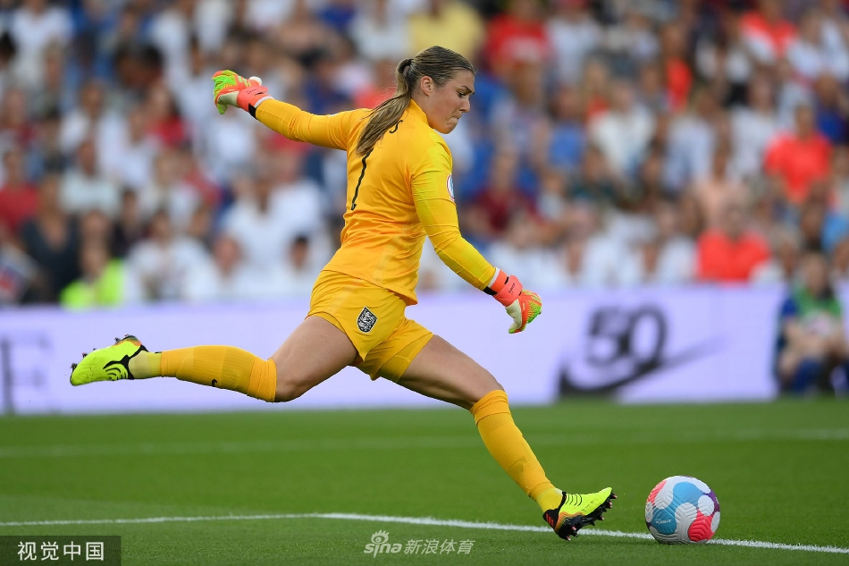 英格兰队长威廉姆森在终场哨响后，仰望显示着八比零比分的巨大记分牌，脸上洋溢着难以置信的喜悦与自豪