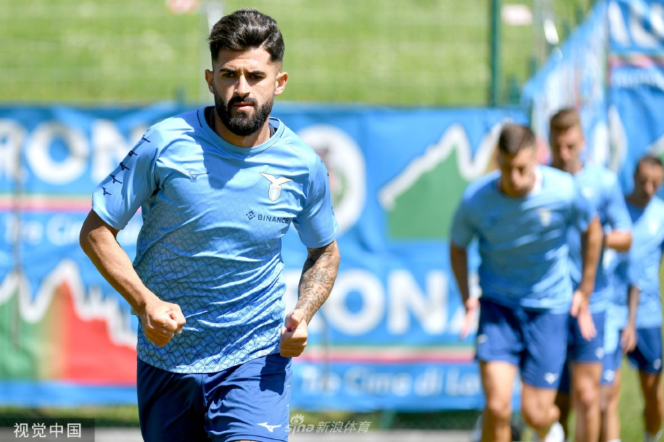 拉齐奥全队进行分组对抗训练，蓝鹰战袍在绿茵场上格外醒目，展现了团队的协作与竞争氛围。