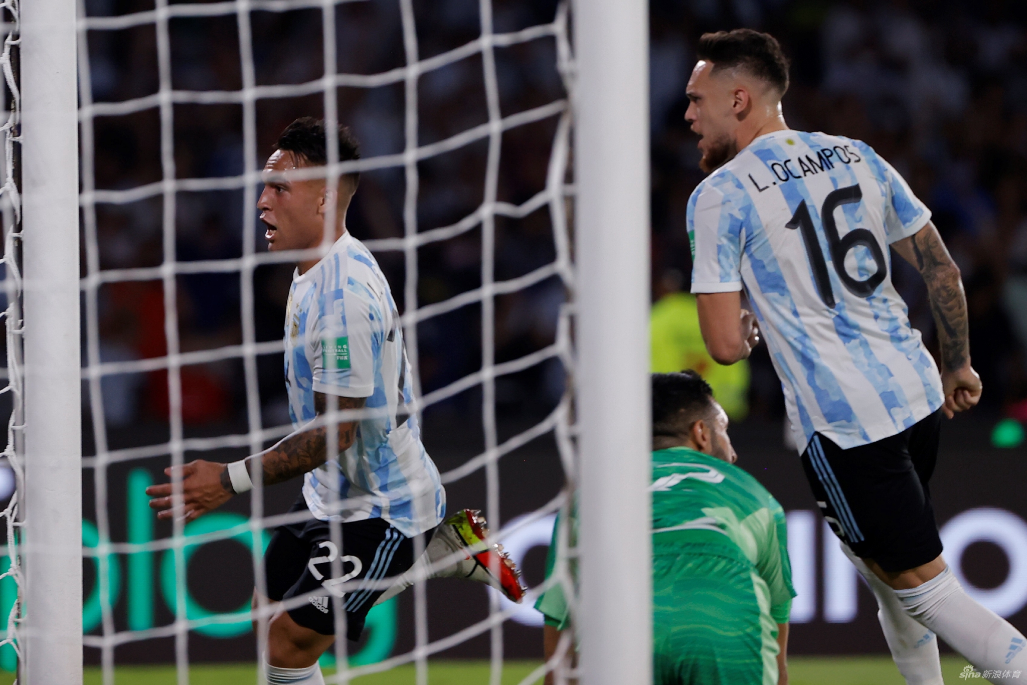 阿根廷核心球员迪马利亚带球突破，面对两名哥伦比亚防守球员的夹击，神情冷静寻找传球路线