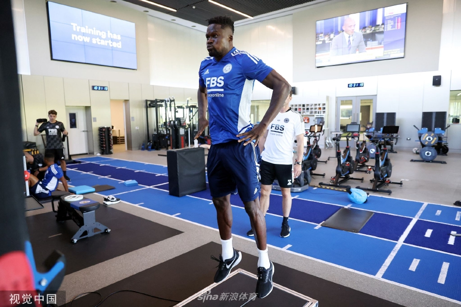 年轻球员在对抗中灵活带球突破，眼中充满对胜利的渴望。