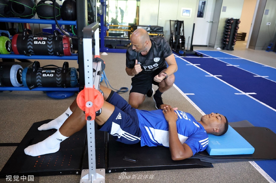 全队合影，球员们笑容灿烂，展现出团结一心迎接新赛季的昂扬斗志。