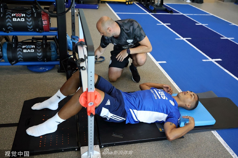 新任主帅马丁·西富恩特斯首次在场边指挥，全神贯注观察比赛局势。