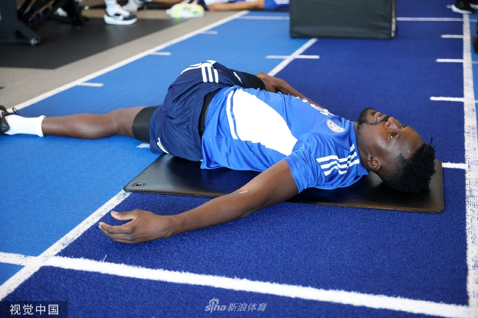 训练间隙，教练与球员围在一起认真进行战术讲解与交流。