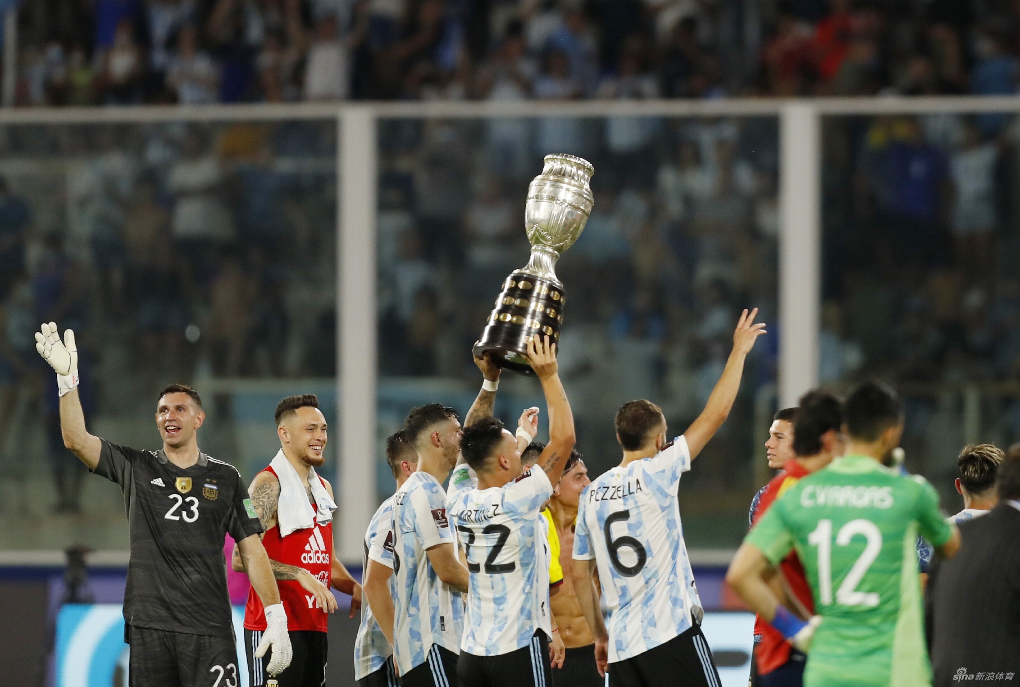 阿根廷门将埃米利亚诺·马丁内斯飞身侧扑，单掌将哥伦比亚队一记势在必得的射门托出底线