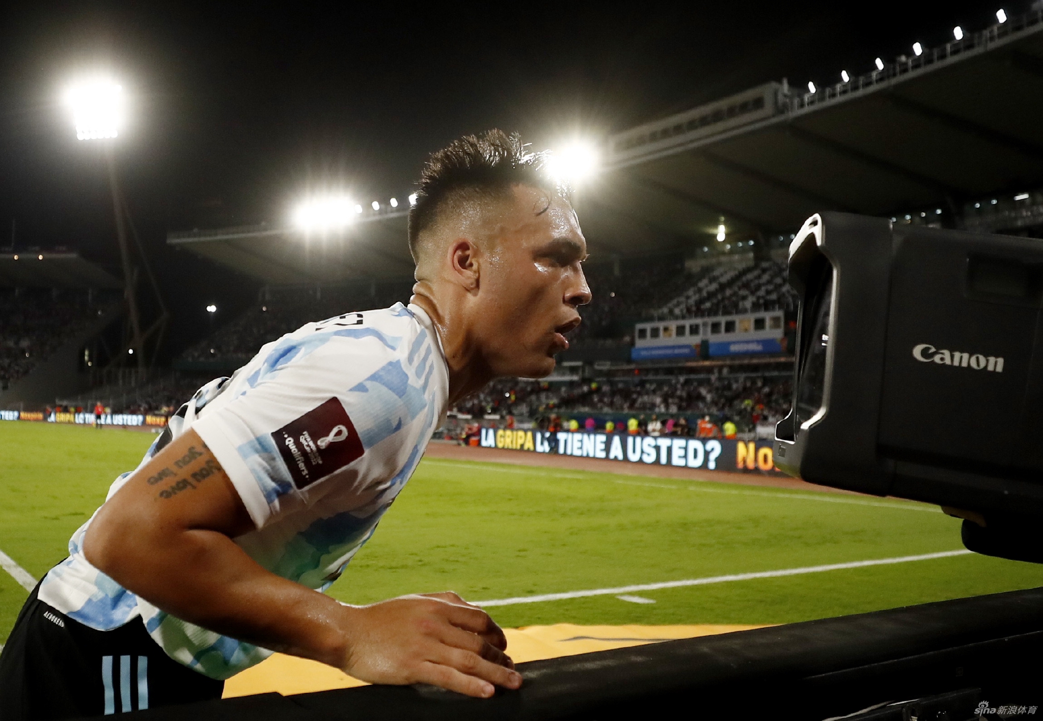 比赛结束后，阿根廷全队球员肩并肩围成一圈，在主场球迷山呼海啸般的助威声中共同庆祝胜利