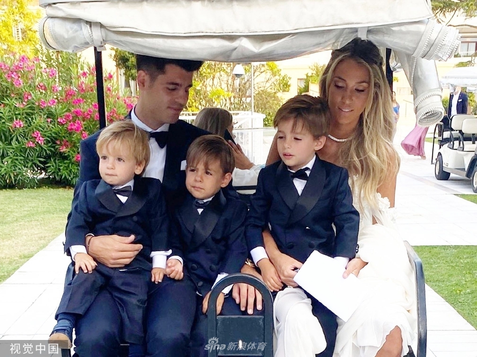 夕阳西下，余晖洒在运河上，莫拉蒂牵着妻子的手在石板路上漫步，两人的背影被拉长，勾勒出一幅宁静、相伴到老的唯美画卷。