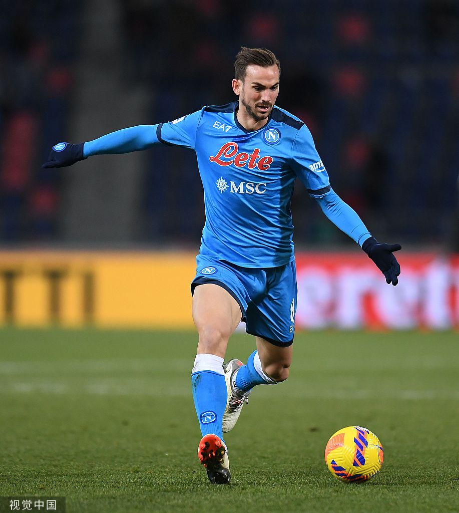 比赛结束后，那不勒斯球员走向客队看台，向远道而来的忠实球迷鼓掌致谢，分享客场胜利的喜悦。