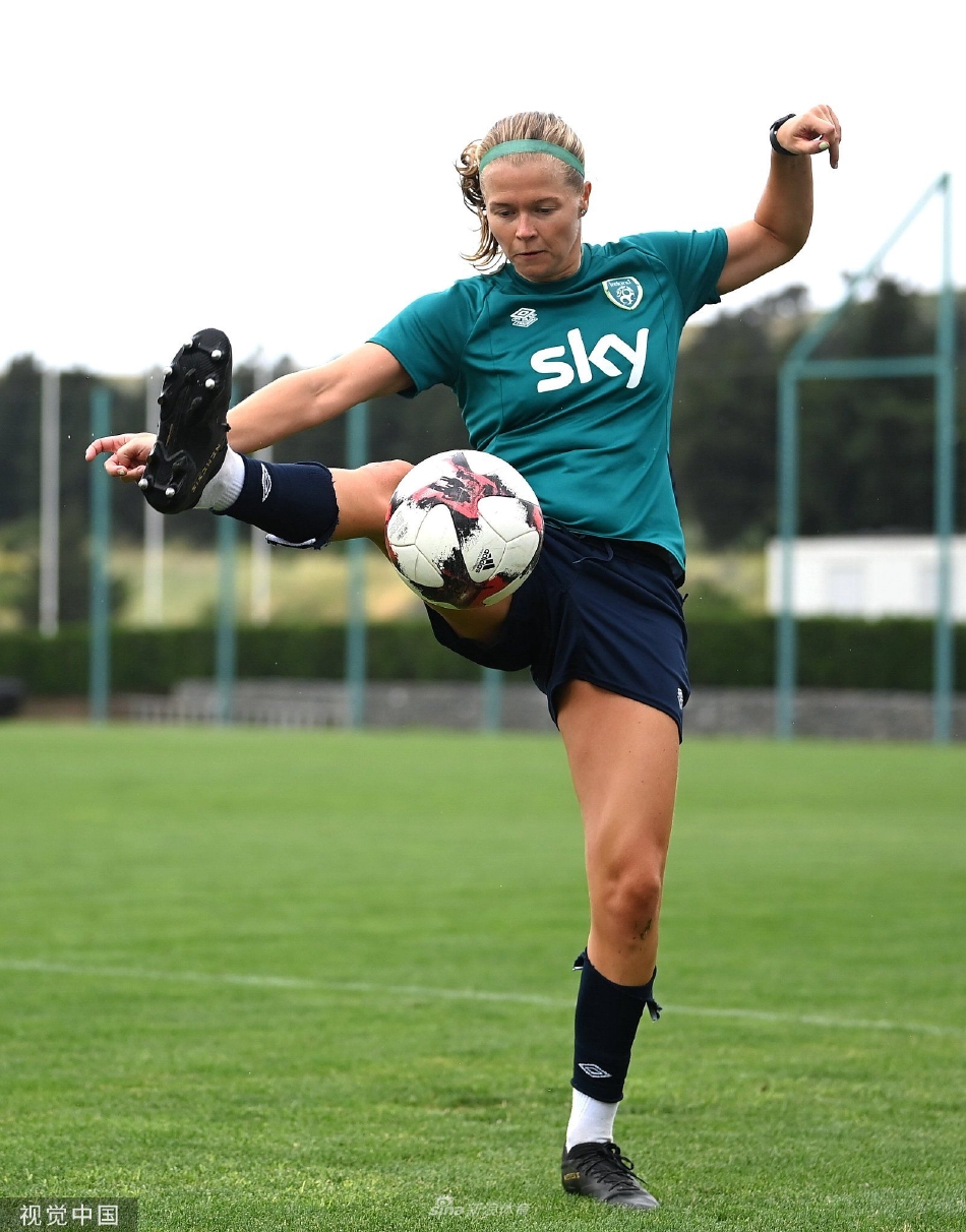 守门员飞身侧扑，奋力封堵射门，她的身影在阳光下划出一道坚定的弧线，守护着球队的最后一道防线。