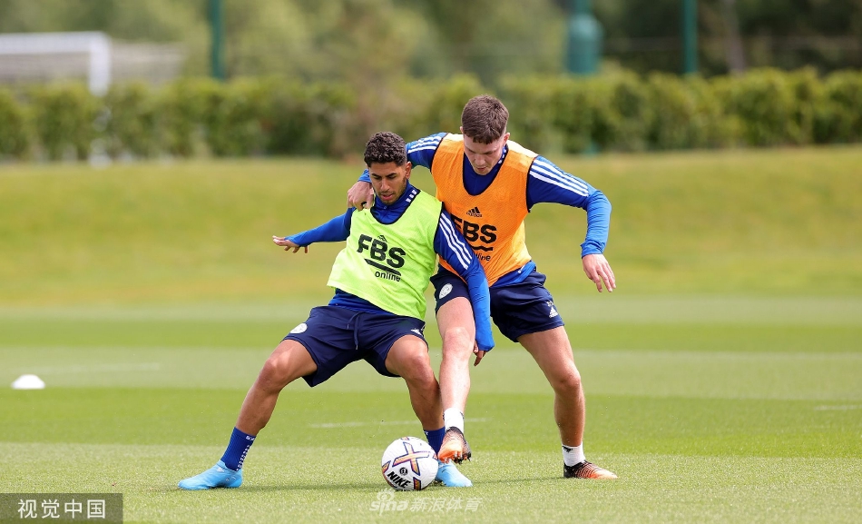 一群莱斯特城的年轻球员在训练中专注聆听教练指导，他们的眼中闪烁着对未来的渴望，是俱乐部宝贵的财富。