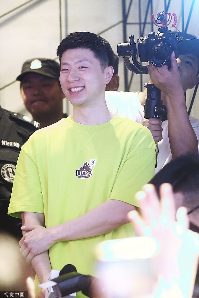 马龙出席活动举杯畅饮阳光帅气