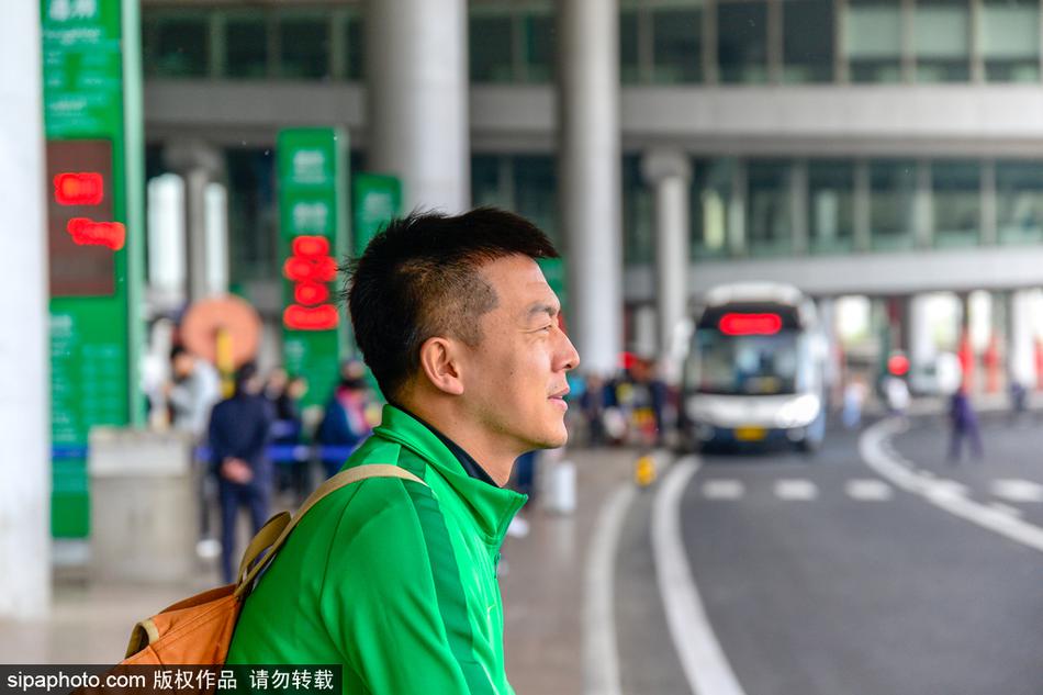 中足联携携于大宝、英超俱乐部讲师，参观中国足球训练基地