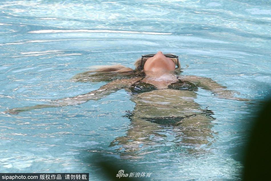 夕阳将天空染成橙粉色，西尔维与男友坐在海边露台上举杯对饮，气氛浪漫而微醺