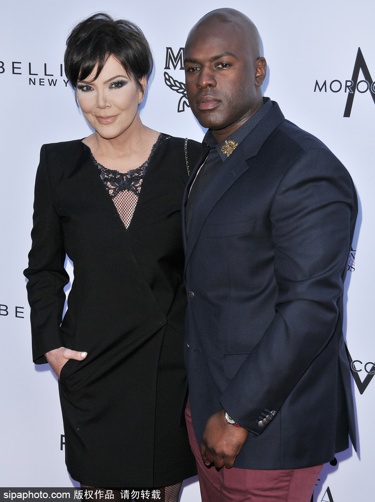 kris jenner,Bruce Jenner 卡戴珊老妈kris jenner与男友亮相妆容浓艳魅力十足