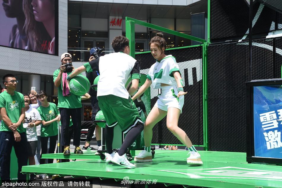 籃球好手周儀翔(左)與蔣淯安(右)也現身活動,他們分別擔任鬼鬼和毛弟的指導教練,在場邊認真觀戰並給予戰術建議。