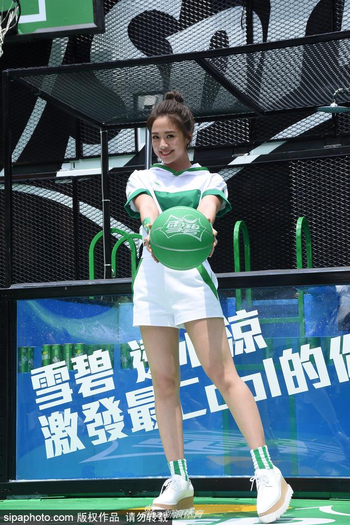 毛弟邱翊澄穿著黑色短T,神情輕鬆自若地進行投籃,即使在高速旋轉的籃框挑戰中,他的動作依然流暢,展現出平時維持的絕佳手感。