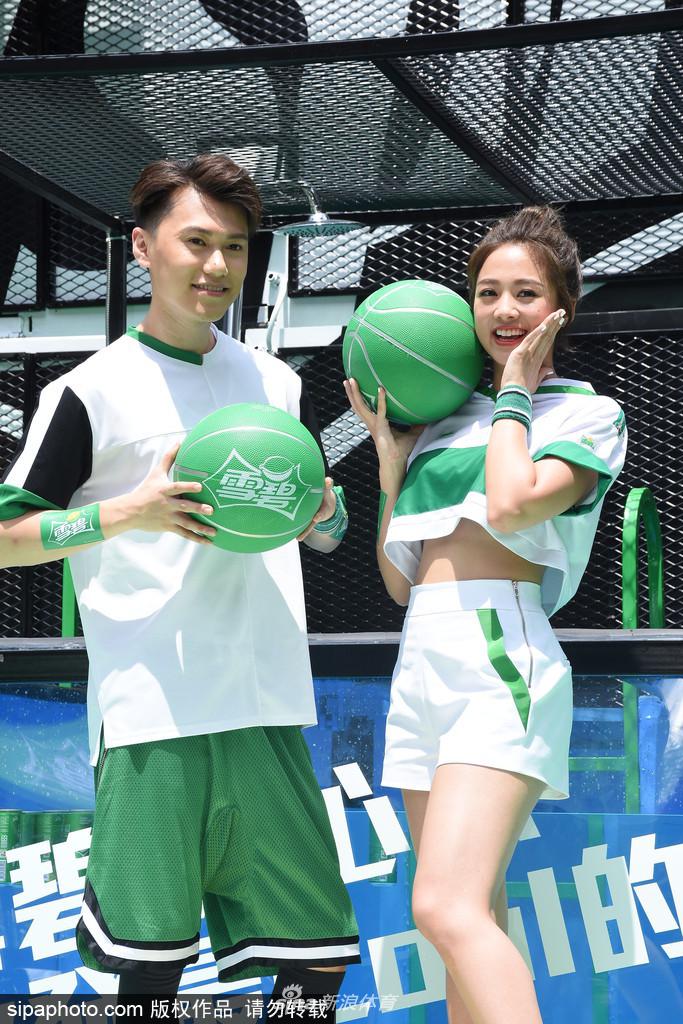 鬼鬼吳映潔扎起馬尾,身穿白色運動背心,在炙熱的陽光下奮力將手中的籃球投向那不停旋轉的奇特籃框,表情專注中帶著俏皮。