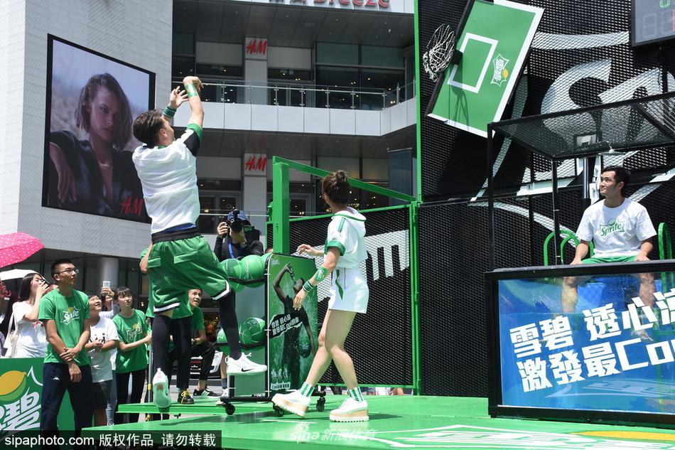 鬼鬼在比賽中使出奇招,伸手試圖干擾正要投籃的毛弟,兩人臉上都掛著笑容,即使競爭激烈,仍舊掩蓋不住彼此的好交情。