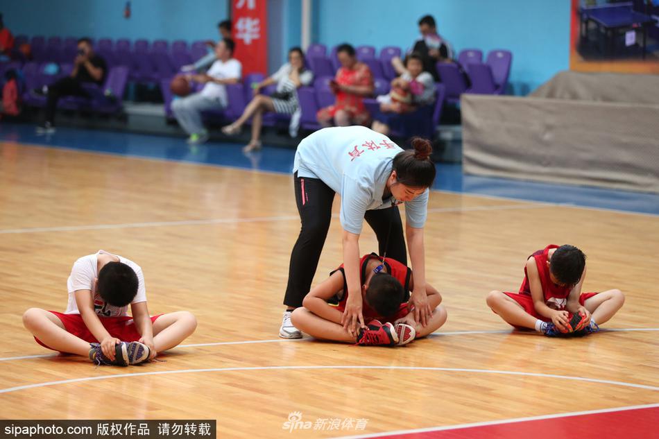 阜新市体育馆内灯火辉煌,四国男篮邀请赛激战正酣,球员们在空中对抗,观众席上人浪起伏,声浪震天。