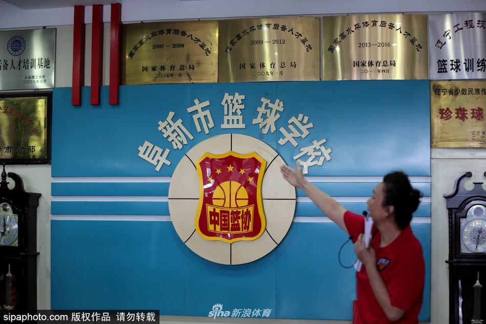 室外标准塑胶篮球场上，一群十来岁的小球员正在教练的哨声下进行折返跑训练，稚嫩的脸庞上挂满汗珠，眼神却异常坚定，远处的夕阳将他们的影子拉得很长很长。