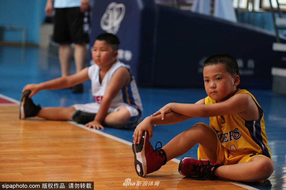 晨光初照,一群少年在阜新街边篮球场上跃起投篮,身影与远处的城市天际线融为一体,开启充满活力的一天。