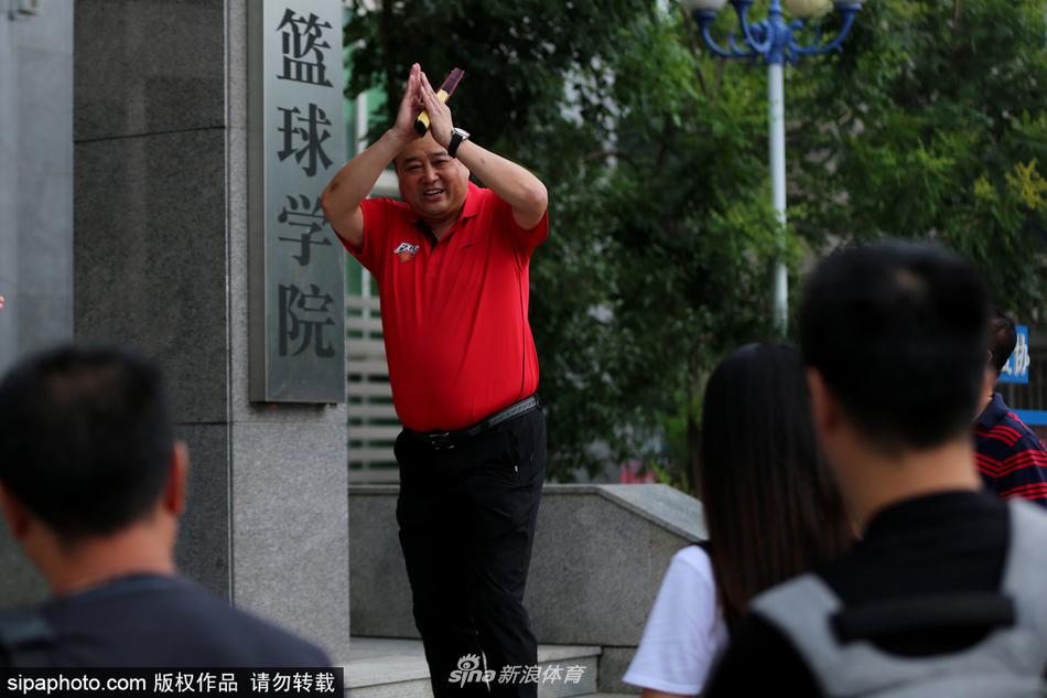 校长李明的办公室里，书柜上整齐摆放着各类篮球战术书籍和多年带队获得的奖杯，桌上一张他与少年周琦的合影被擦拭得一尘不染，阳光恰好洒在相框上，折射出温暖的光芒。