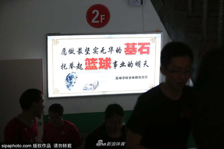 明亮的教学楼走廊里，宣传栏上张贴着近期文化课考试的优秀学生名单，许多穿着篮球背心的孩子正驻足观看，篮球与书本在这里和谐共存，诠释着“体教融合”的真正内涵。